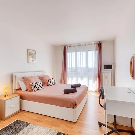 Spacious 2br Flat Near Cdg Airport 아파트